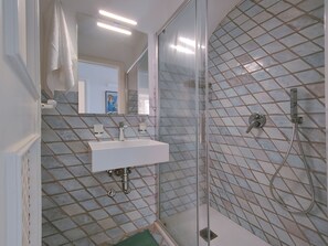 Suihku, hiustenkuivaaja, bidee, pyyhkeet