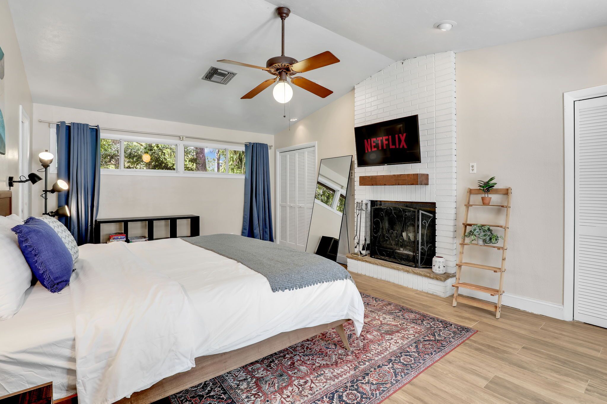 6 bedrooms, desk, iron/ironing board, travel cot