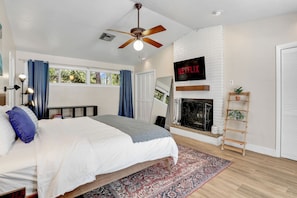 6 habitaciones, escritorio y tabla de planchar con plancha