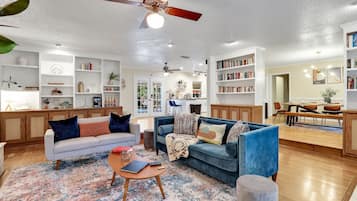 Een smart-tv, een open haard, boeken en een muziekbibliotheek