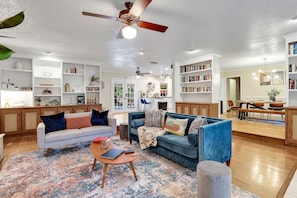 Smart TV, chimenea, libros, biblioteca de música