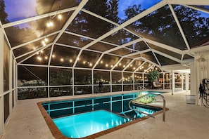 Una piscina al aire libre, una piscina climatizada