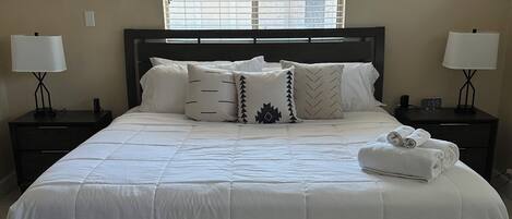 3 habitaciones, escritorio, tabla de planchar con plancha y wifi