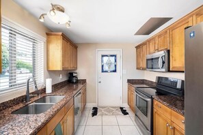 Fridge, microwave, oven, stovetop - NEW Old Town Oasis, Putting Green, Walk to Downtown (Scottsdale)