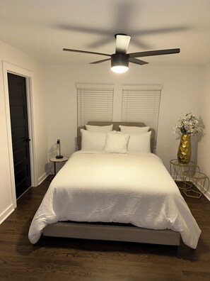 3 bedrooms, iron/ironing board, WiFi, bed sheets - Renovated modern style 3-bedroom home. Enjoy your stay! (Atlanta)