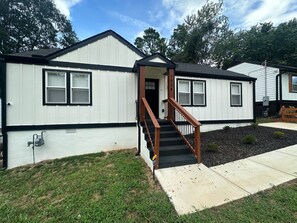 Exterior - Renovated modern style 3-bedroom home. Enjoy your stay! (Atlanta)