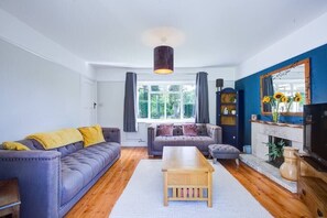 TV - Charming 3-Bedroom Home with Large Garden (Surrey)
