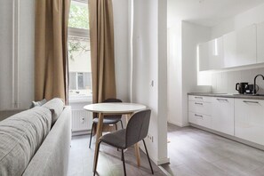 Interior - Roomy Kreuzberg Studio, Furnished & Equipped, by Blueground (Berlin)