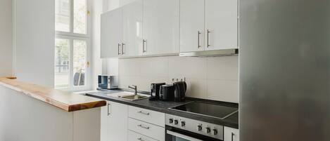 Réfrigérateur, four à micro-ondes, un four, surface de cuisson