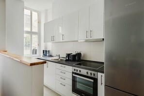 Een koelkast, een magnetron, een oven, een kookplaat