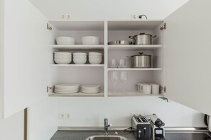 Kjøleskap, mikrobølgeovn, ovn og kokeplater