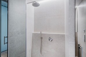 Séchoir à cheveux, serviettes fournies