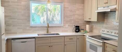 Kjøleskap, mikrobølgeovn, ovn og kokeplater