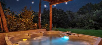Hot Tub, Riverfront, 15 min to Hot Springs & Skiing