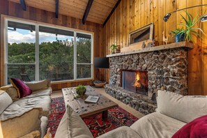 智能电视、壁炉、桌上足球、书