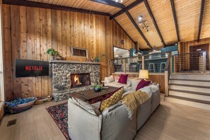 智能电视、壁炉、桌上足球、书