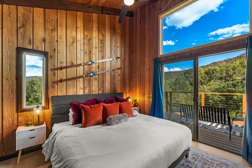 Hot Tub|Riverfront|15 min to Hot Springs & Skiing