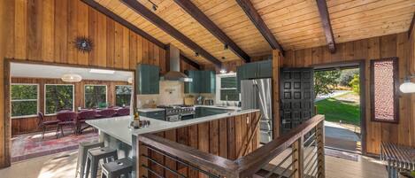 Jääkaappi, mikroaaltouuni, uuni, liesi