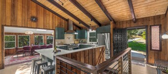 Hot Tub, Riverfront, 15 min to Hot Springs & Skiing