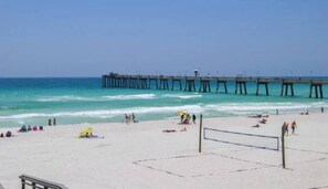 Playa en los alrededores, camastros y toallas de playa 