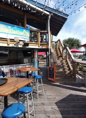 Outdoor dining - Beach Escape - 3min walk from Emerald Coast (Fort Walton Beach)
