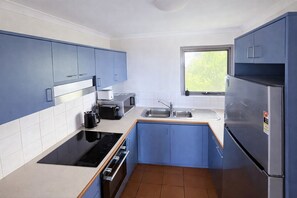 Fridge, microwave, oven, stovetop - Scarborough Beach Front Resort - Shell Thirteen (Scarborough)