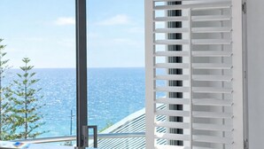 A room with a large window overlooking a coastal view. - Scarborough Beach Front Resort - Shell Thirteen (Scarborough)