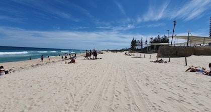 Sandcastles Beachfront ☆ Luxury Retreat Apartment