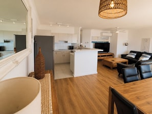 Un apartamento moderno con cocina, comedor y sala de estar.