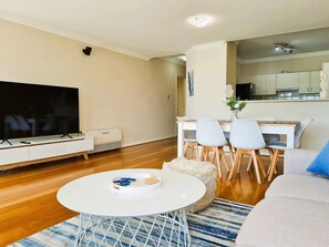 Living area - Clifton on Scarborough - absolute Beachfront (Scarborough)