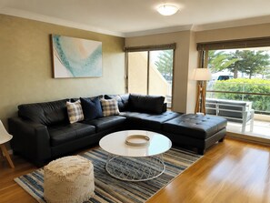 Living area - Clifton on Scarborough - absolute Beachfront (Scarborough)