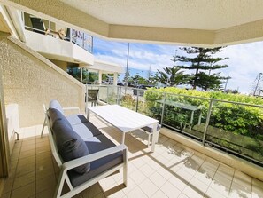 Outdoor dining - Clifton on Scarborough - absolute Beachfront (Scarborough)