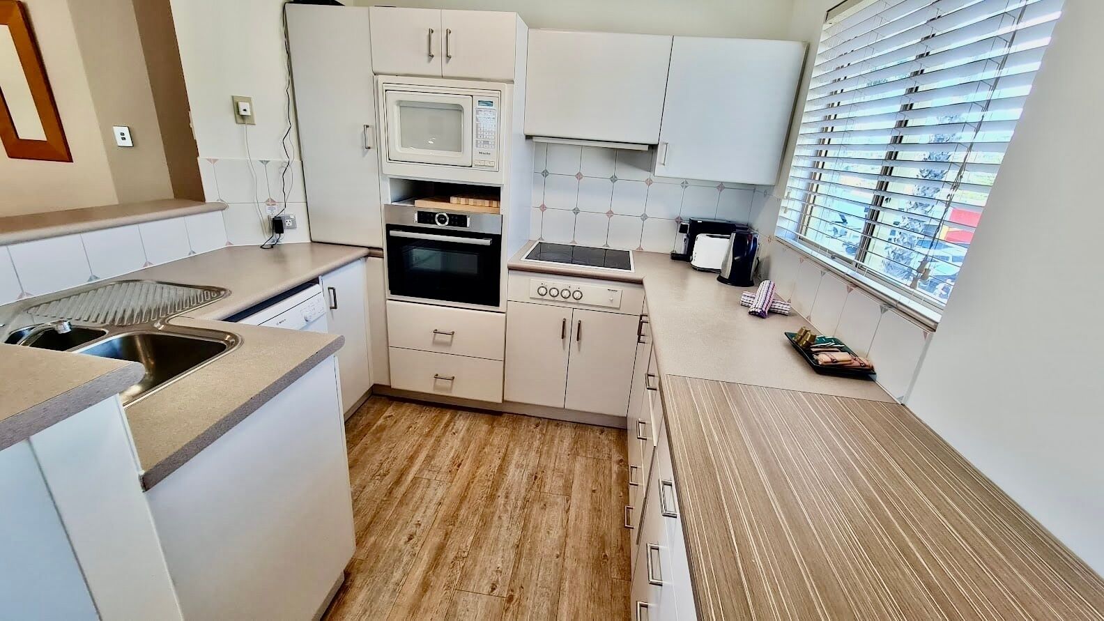 Jääkaappi, mikroaaltouuni, uuni, liesi