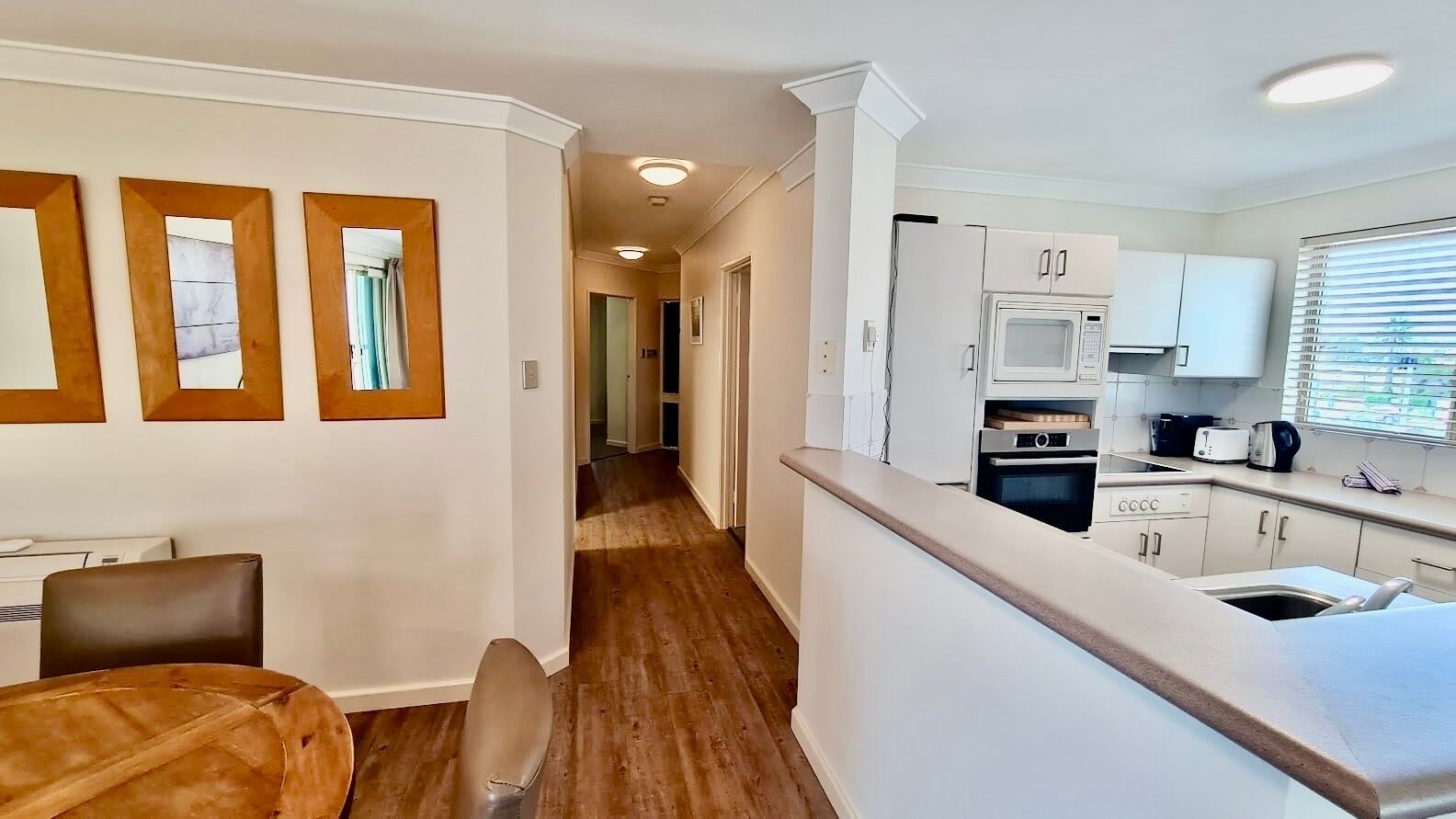 Jääkaappi, mikroaaltouuni, uuni, liesi