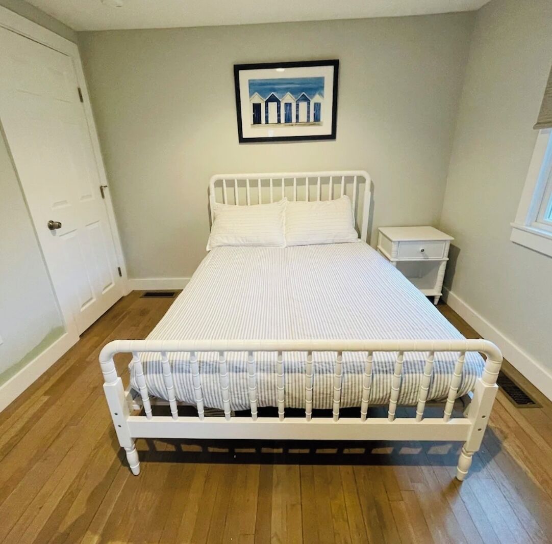 3 bedrooms, iron/ironing board, travel crib, WiFi (free)