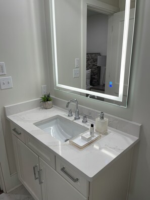 Ducha, secador de pelo, toallas y jabón