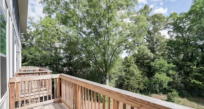 Luxury 3BR Townhome Near Uptown Family-Friendly + Business Re