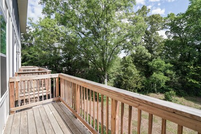 Luxury 3BR & 3BA townhouse • 5 Mins to BOA, Spectrum & Uptown • Fam & Biz Ready