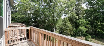 Spacious & Charming Family Gem: 5mins to Uptown ~ Balconies ~ Free Parking~Wifi
