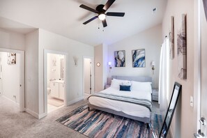 3 makuuhuonetta, työpöytä, silitysrauta/-lauta, vauvan matkasänky