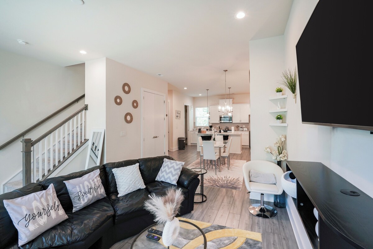 Luxury 3BR & 3BA townhouse • 5 Mins to BOA, Spectrum & Uptown • Fam & Biz Ready