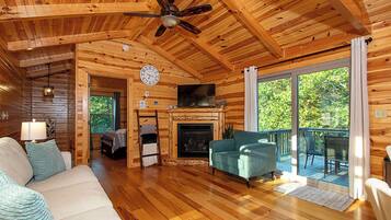 Smart TV, chimenea y videojuegos