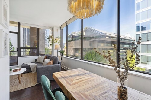 Centrally located stylish apartment in Downtown Vancouver!