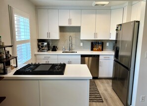 Frigorifero, microonde, forno, piano cottura