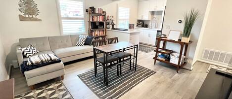 TV connectée, lecteur de DVD, livres, vidéothèque