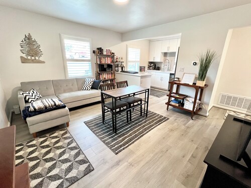 Perfect 1-bedroom condo with WiFi, AC in the heart of Salt Lake City