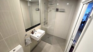 Dusche, Haartrockner, Handtücher, Shampoo