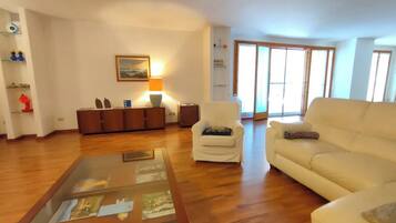 Fernseher, Tischtennisplatte