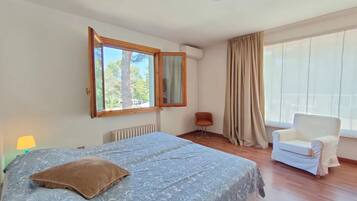 5 bedrooms, iron/ironing board, free WiFi, bed sheets