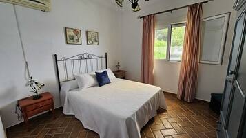 2 slaapkamers, een strijkplank/strijkijzer, gratis wifi, beddengoed